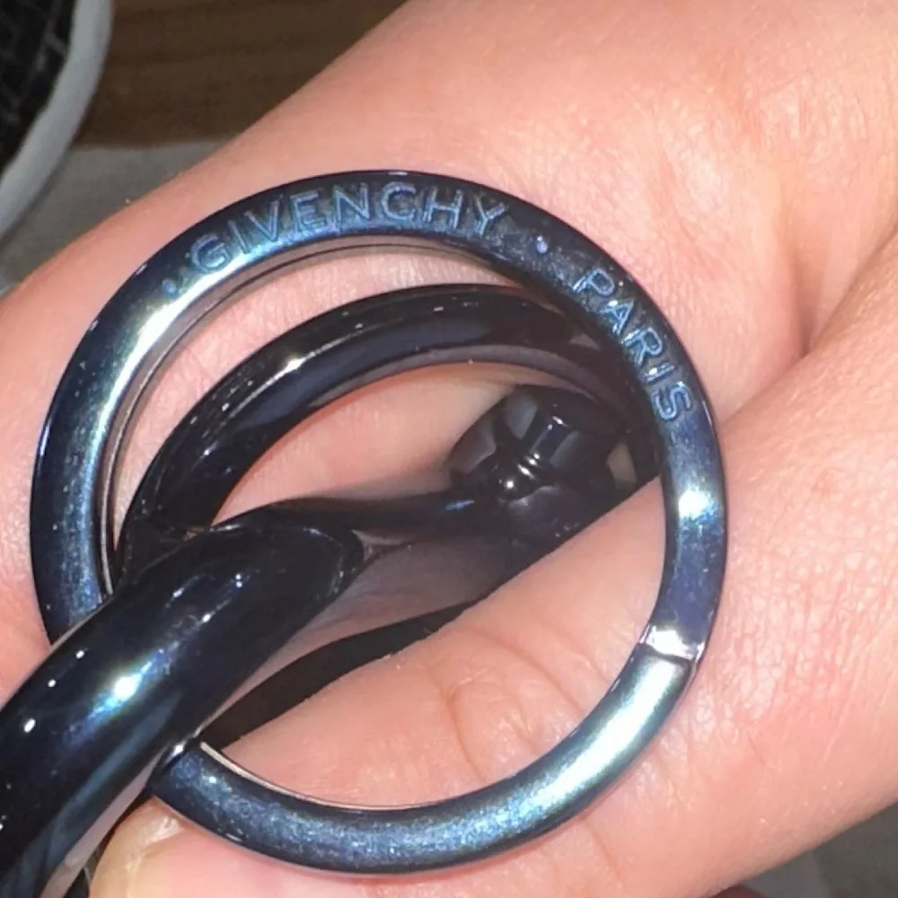 GIVENCHY 3 RING SPRING LOCKING CARABINER KEYRING - MIDNIGHT METALLIC BLUE - NEW